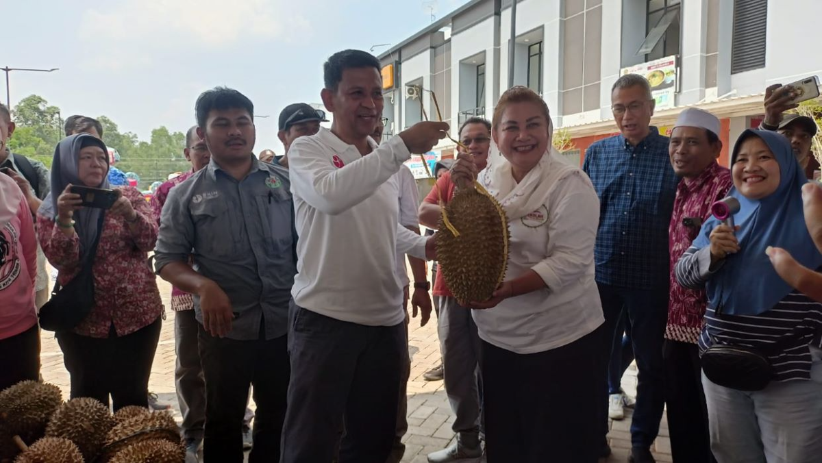 
Mbak Ita saat hadir dalam acara Gerebek Durian yang berlangsung di Pasar Modern BSB City.
 (Sumber:  | Foto: Sakti)