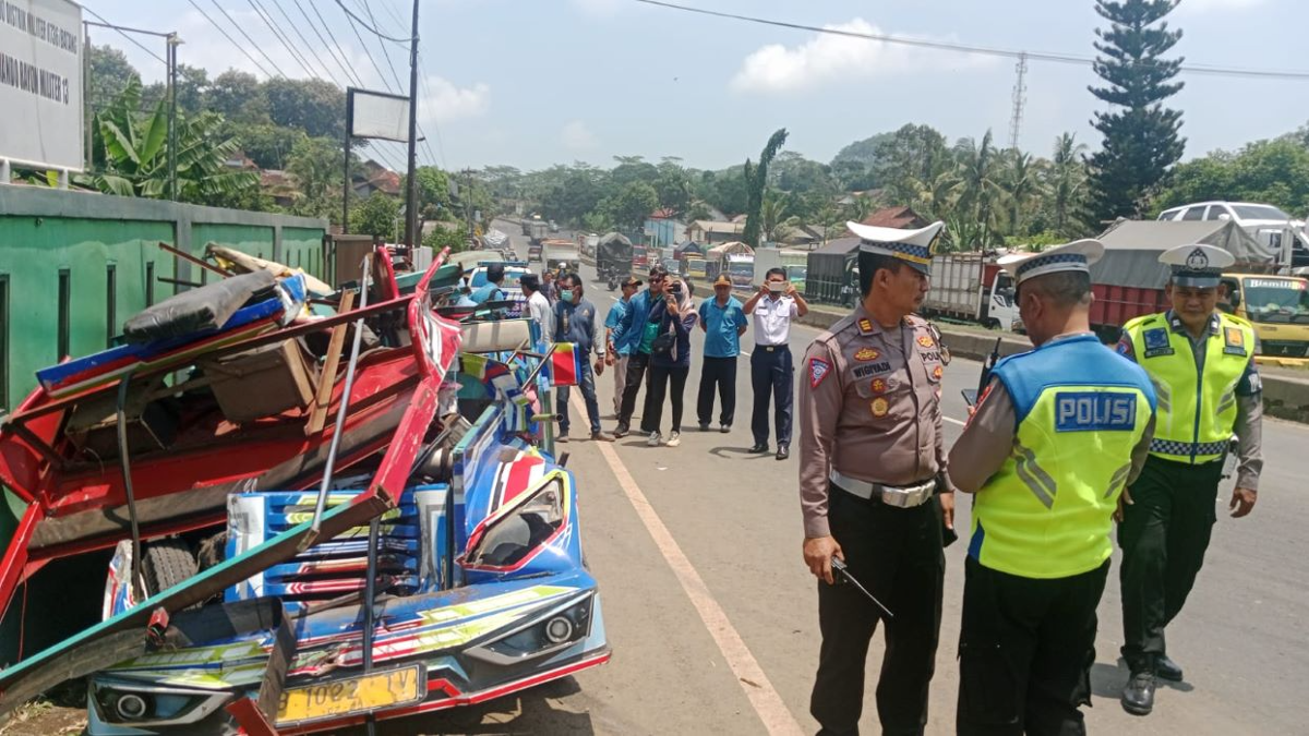 Anggota Satlantas Pokres Batang mengevakuasi kendaraan odong - odong yang ditabrak truk trailer di Batang. (Sumber:  | Foto: istimewa)