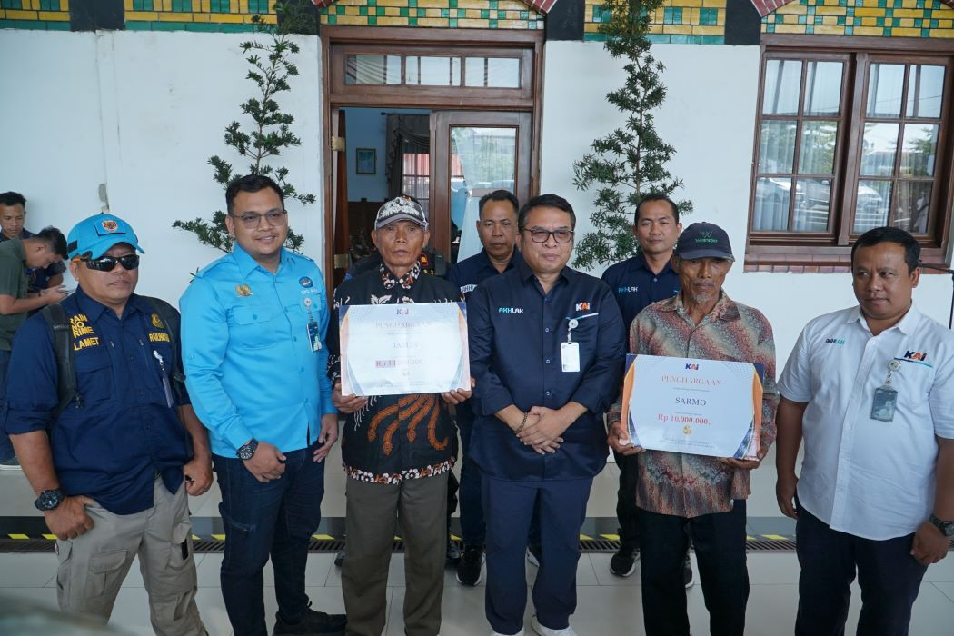 PT KAI Daop IV memberikan penghargaan secara simbolis kepada dua warga Blora. (Sumber:  | Foto: Sakti)