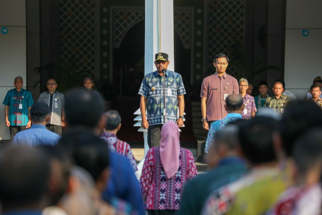 Pj Guberbur Jateng Nana Sudjana memimpin apel bersama di halaman Kantor Gubernur, Selasa, 16 April 2024 pagi. (Sumber:  | Foto: dok Humas Jateng.)