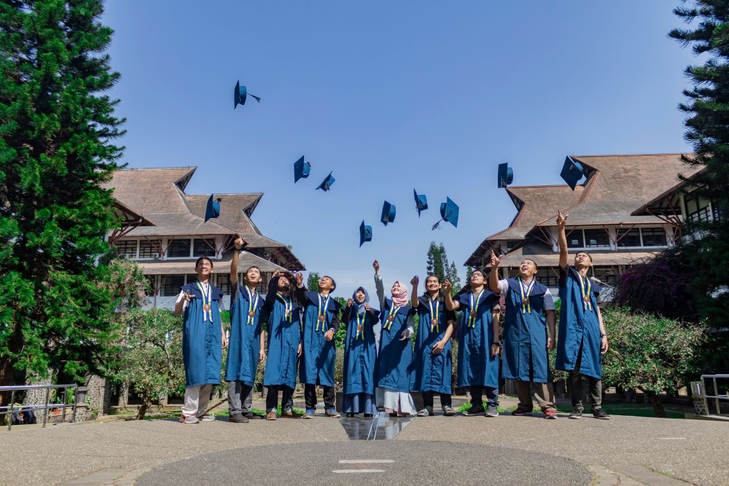 
Untuk menguliahkan anak ke jenjang universitas perlu persiapan finansial yang matang. (Sumber:  | Foto: dok)