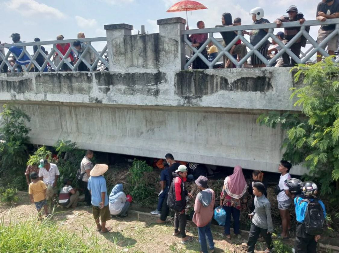 pria ditemukan tewas di Jembatan Pasar Waru Lama, Kaligawe, Kota Semarang (Sumber: Instagram @infokejadiansemarang.new | Foto: Infosemarang.com )
