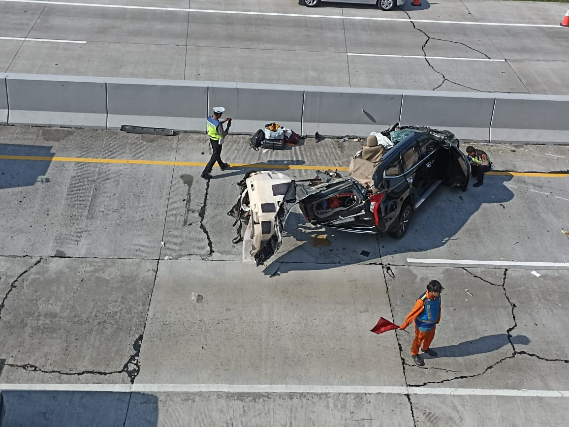 Polisi melakukan olah tempat kejadian di tol Semarang-Batang di daerah Kaliwungu Sabtu 22 Juni 2024. (Sumber: | Foto: sakti)