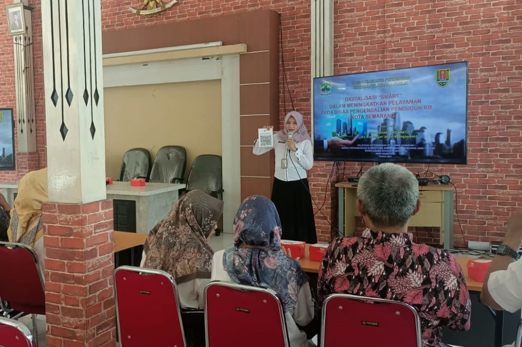 Kasubag Umum dan Kepegawaian Disdalduk KB Kota Semarang, Chalishak Wirdawati ST menjelaskan, inovasi digital berupa “SMART”. (Sumber:  | Foto: sakti)