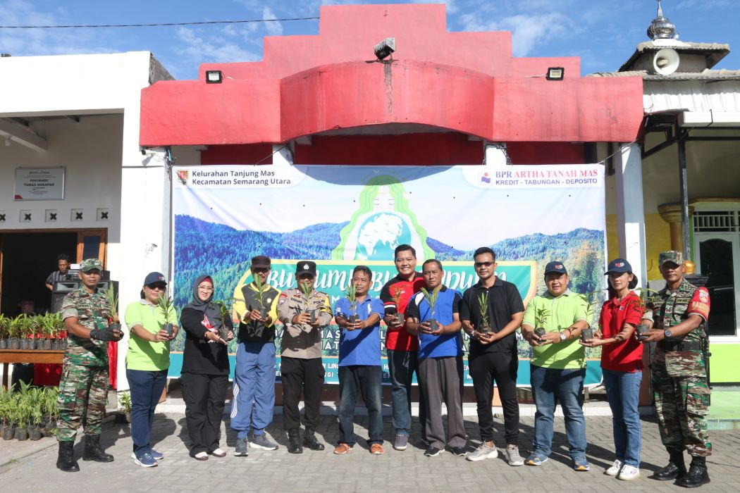 Penanaman 500 bibit pohon di RW 11, Kelurahan Tanjungmas, Semarang Utara secara simbolis, Jumat 26 April 2024. (Sumber:  | Foto: Sakti Setiawan.)