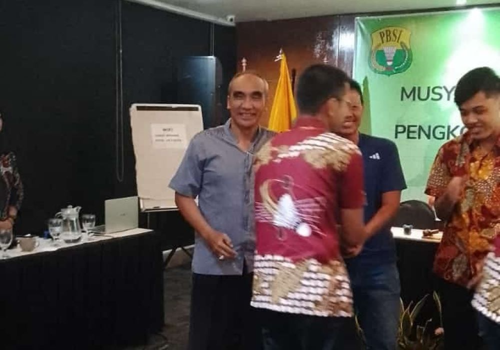 Ahmad Muhaimin (paling kiri) terpilih sebagai ketua umum Pengkot PBSI Semarang. (Sumber: | Foto: Sakti)