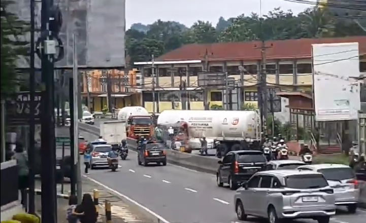 Truk LPG Pertamina kecelakaan di Ungaran, Sabtu 24 Februari 2024. (Sumber: @infokejadianungaran)