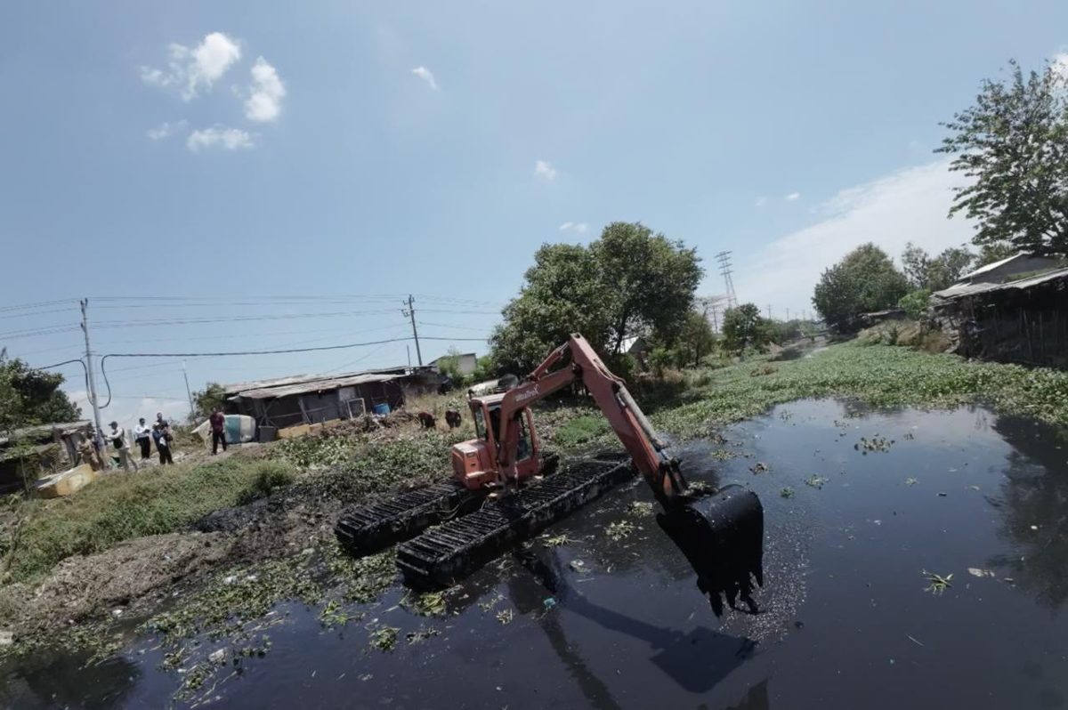 Pengerukan sedimen di salah satu aliran sungai di Semarang. (Sumber:  | Foto: Sakti)