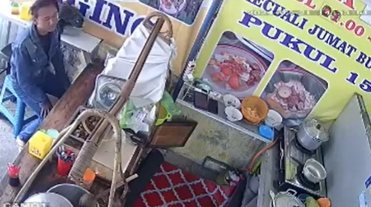Aksi pencuri HP di warung makan Tlogosari, Pedurungan, Kota Semarang, terekam CCTV. (Sumber: @gagak_kriminal - InfoSemarang.com)