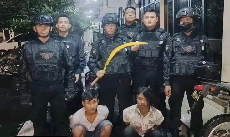 Dua pemuda gangster bawa celurit panjang hendak tawuran ditangkap di Jl MT Haryono, Minggu 28 Januari 2024. (Polrestabes Semarang - InfoSemarang.com)