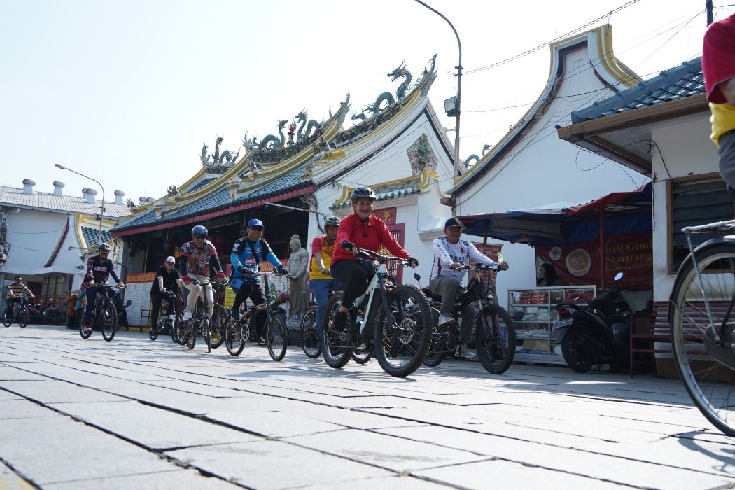Mbak Ita bersepeda menyusuri sepanjang Kali Semarang dari Belakang Balai Kota Semarang menuju Tay Kak Sie. 
 (Sumber:  | Foto: Sakti Setiawan.)