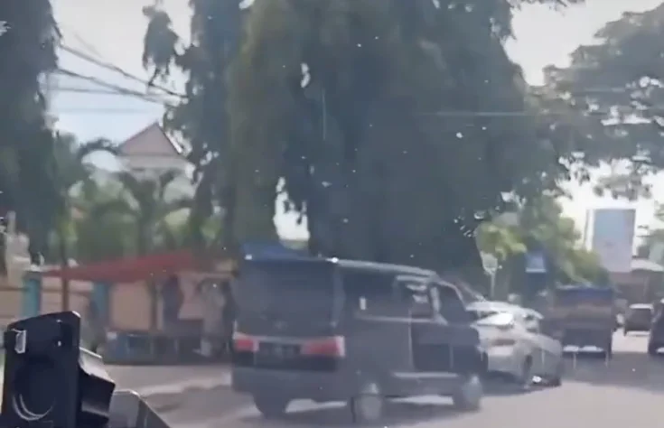 Aksi kejar-kejaran 2 mobil di Ngaliyan, Kota Semarang, diduga berawal dari sundulan, Sabtu 20 Januari 2024. (@portalsemarang - InfoSemarang.com)