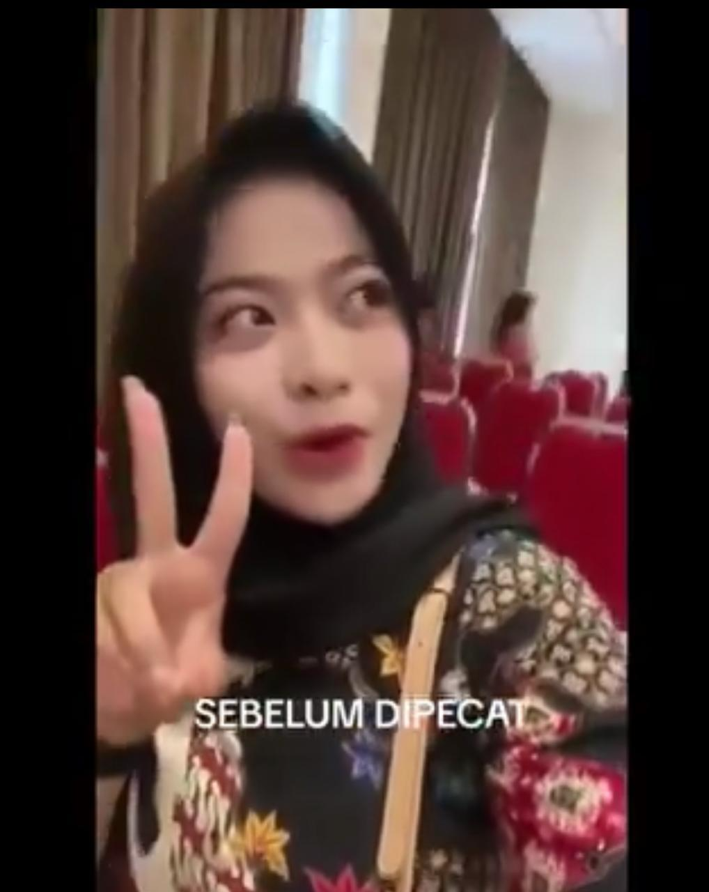 sosok anggota KPPS Pangandaran yang dipecat usai pose 2 jari (Sumber: x.com | Foto: @kegblgnunfaedah)