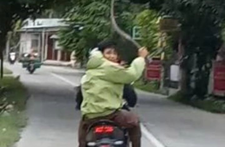 2 pelajar SMA di Tlogorejo, Karangawen, Demak, bawa senjata tajam celurit. (Sumber: @infokriminalsemarang - InfoSemarang.com)