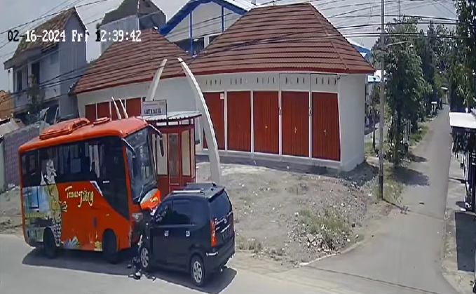 Pengemudi mobil Avanza tewas saat menabrak bus Trans Jateng di Gunung Kemukus, Sragen. (Sumber: @iks_infokaresidenansolo - InfoSemarang.com)