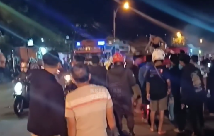 Kecelakaan di Bergas, angkot prona terguling, Sabtu 27 Januari 2024 malam. (Sumber: @infokejadianungaran - InfoSemarang.com)