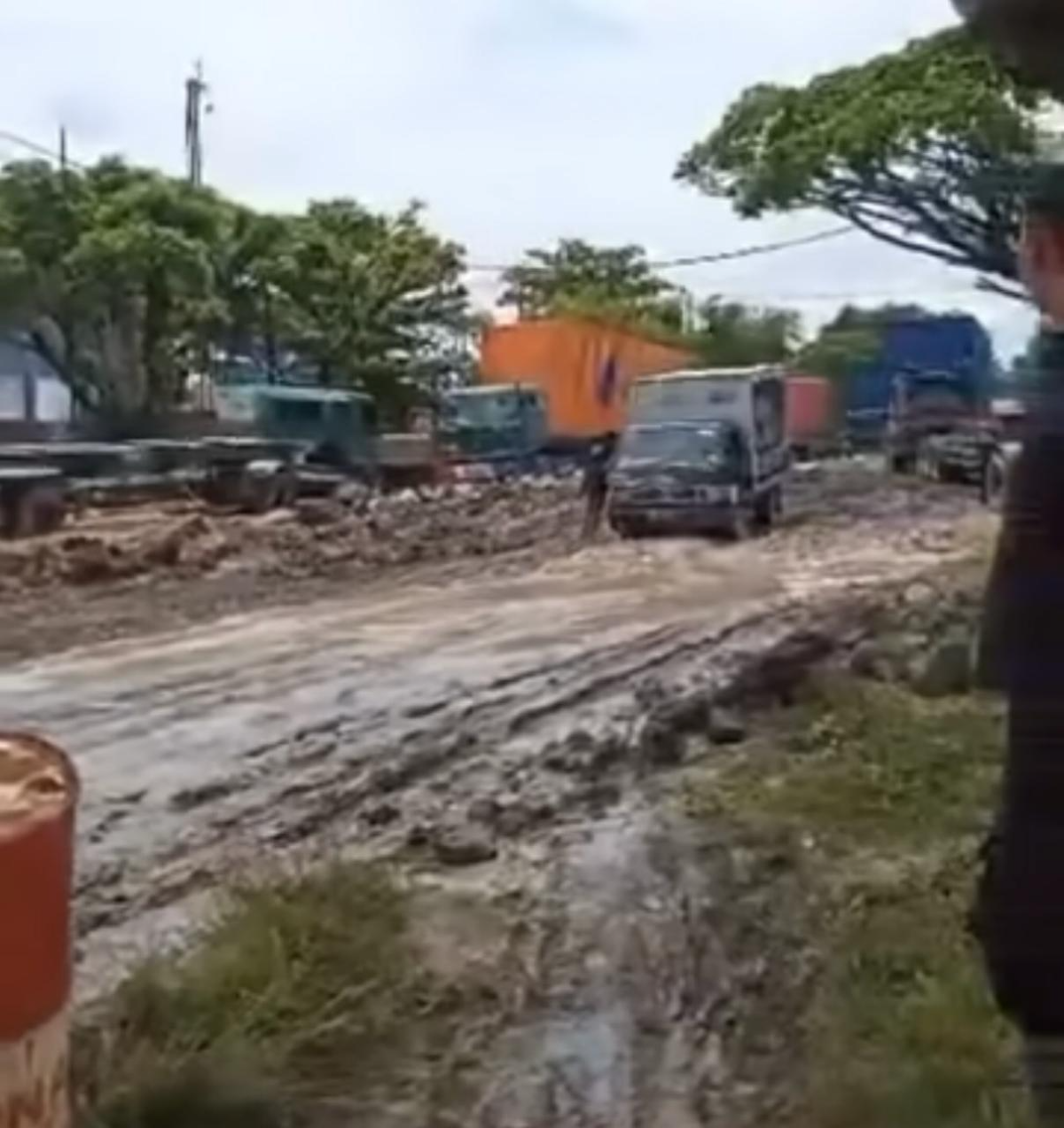 kondisi jalan di Bandarharjo penuh lumpur akibat banjir (Sumber: instagram  | Foto: @beritasemaranghariini)