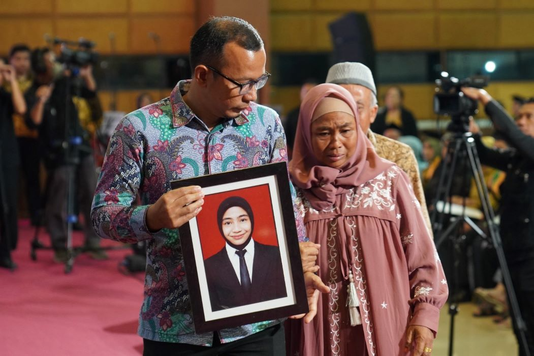Unnes menyerahkan ijazah kepada orang tua Wildan Rochmawati.
 (Sumber:  | Foto: dok Unnes.)