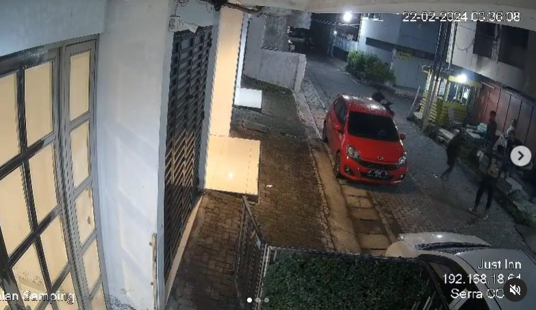 Aksi pembacokan di depan homestay Just Inn Semarang. (Sumber: @beritasemaranghariini)