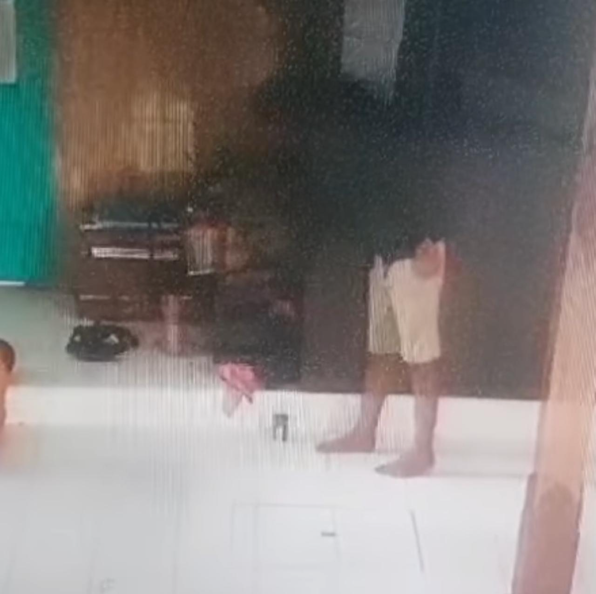 pria di Masjid An Nur Palebon Alteri Soekarno Hatta Kota Semarang saat mencuri tas jamaah (Sumber: instagram | Foto: @semarangatlasku)