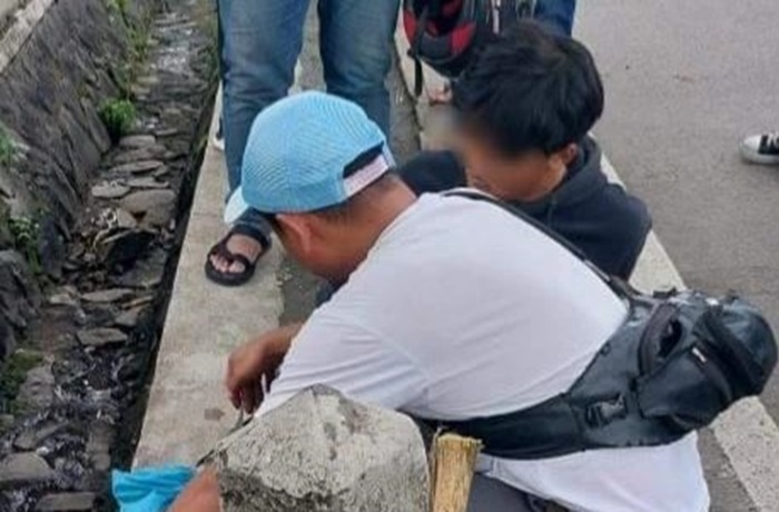 Kecelakaan di depan GOR Wujil, pengemudi motor terperosok ke selokan. (Sumber: @infokejadianungaran - InfoSemarang.com)