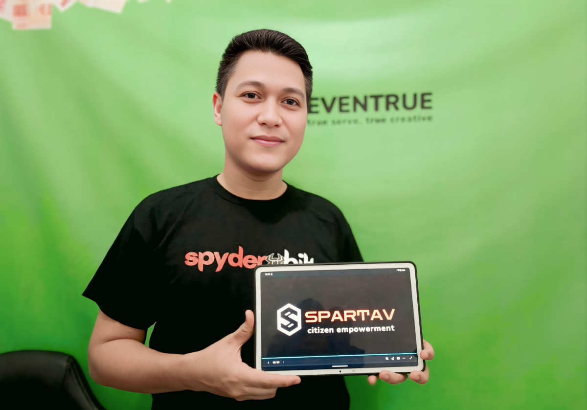 Founder Spartav Citizen Empowerment, Yanuar Aris Budiharto menunjukkan tampilan aplikasi SPARTAV buatannya. (Sumber: | Foto: Dok)