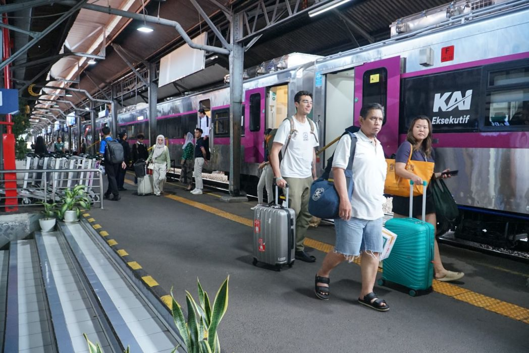 Penumpang tiba di Stasiun Semarang Tawang Bank Jateng. (Sumber:  | Foto: Sakti)