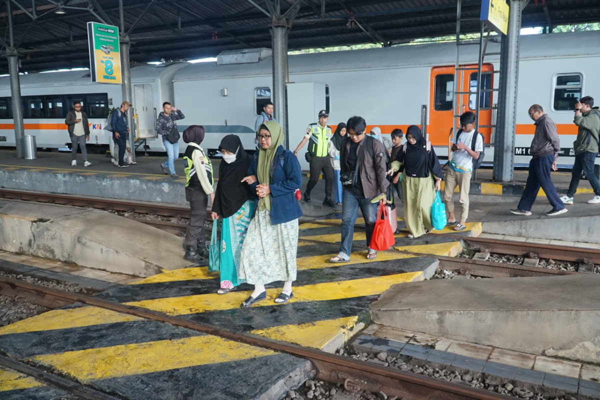 Penumpang KA di stasiun Tawang Semarang. (Sumber:  | Foto: Sakti)
