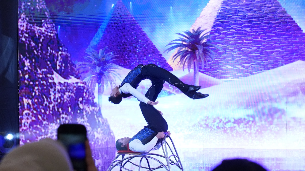 The Park Semarang menghadirkan seniman akrobat dari Meksiko dan Rusia.