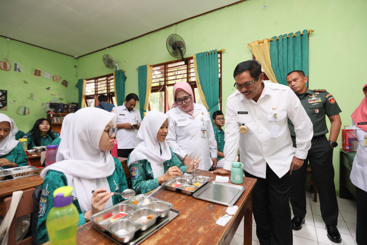 Pj Gubernur Jawa Tengah,  Nana Sudjana meninjau pelaksanaan program Makan Bergizi Gratis. (Sumber:  | Foto: Sakti)