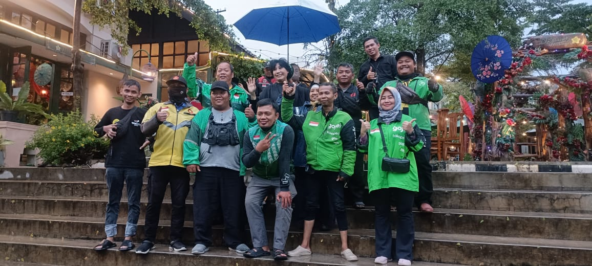 Anne Avantie foto bersama  driver ojek online sebelum acara buka puasa bersama di  D'Kambodja Heritage. (Sumber:  | Foto: Sakti)