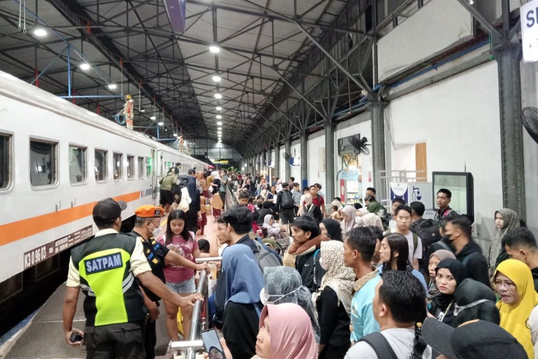 sebanyak 25.270 penumpang diberangkatkan dari seluruh stasiun di wilayah Daop 4 Semarang. (Sumber: | Foto: Sakti)