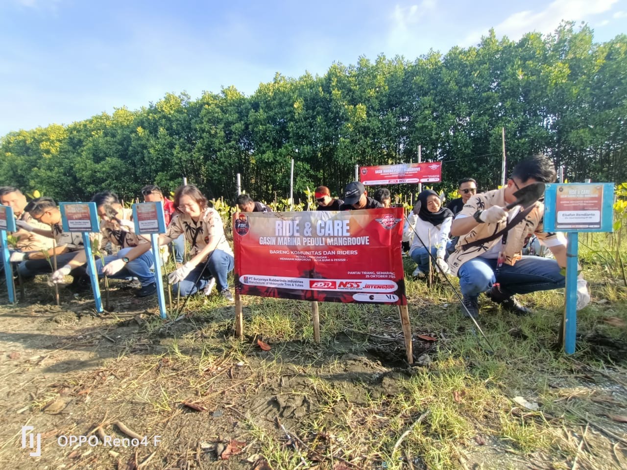 FDR menggelar program penanaman 1.000 pohon mangrove di Pantai Tirang Semarang. (Sumber:  | Foto: Sakti)