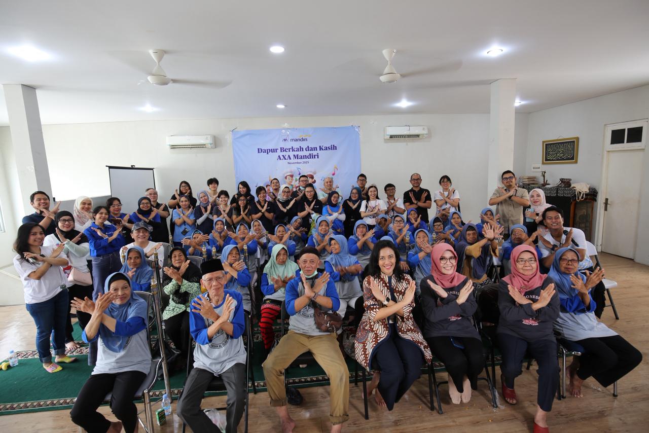 Karyawan PT AXA Mandiri Financial Services (AXA Mandiri) membagikan makanan bergizi kepada anak-anak di Panti Asuhan. (Sumber: | Foto: dok.)