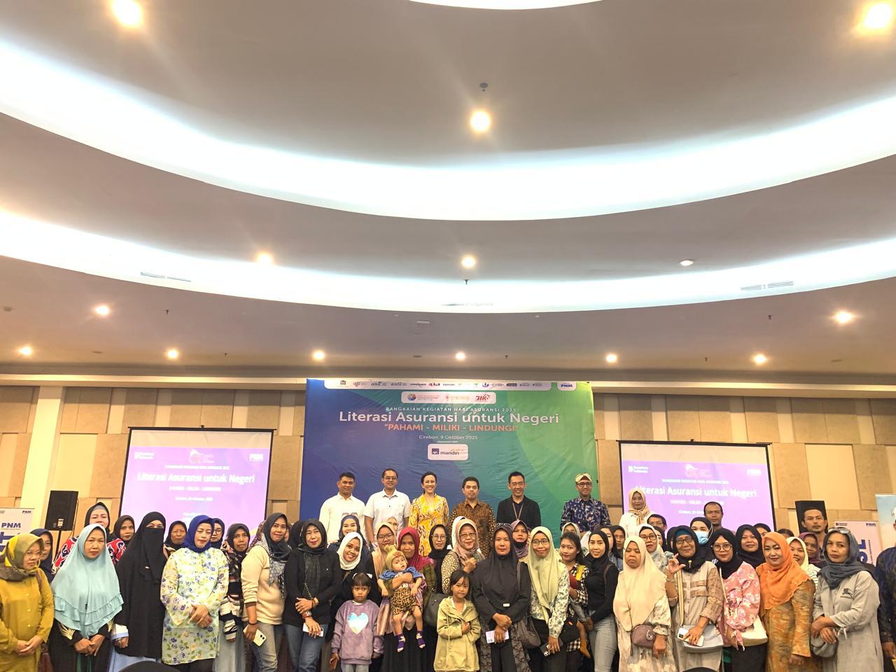 AXA Mandiri memeriahkan Bulan Inklusi Keuangan (BIK) dan Hari Asuransi 2025 dengan membagikan polis kepada pelaku UMKM.
(Sumber: | Foto: Dok.)