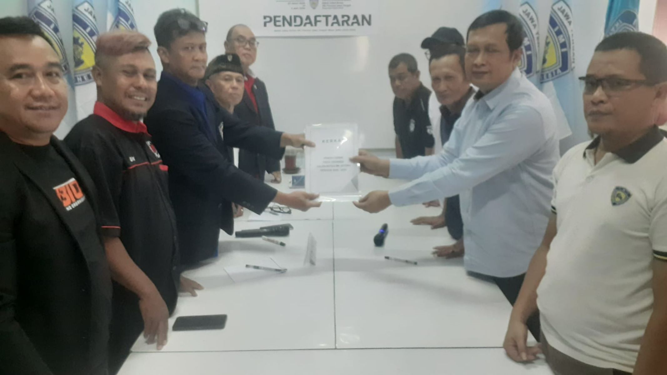 Frits Yohanes bersama para pendukungnya saat akan menyerahkan berkas pendaftaran. (Sumber:  | Foto: Sakti)