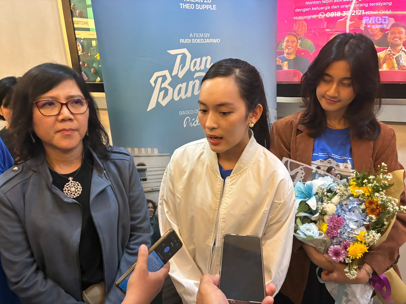 Jumpa pers produser dan pemain
film “Dan Bandung” di sela-sela gala premiere di Cinema Citra XXI Mall Ciputra Semarang. (Sumber: | Foto: Sakti)