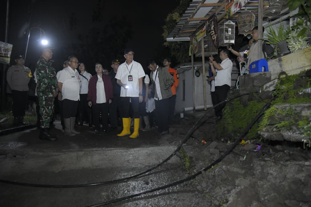 Wali kota Semarang, Agustina Wilujeng meninjau lokasi terjadinya pergerakan tanah di Jangli. (Sumber:  | Foto: dok.)