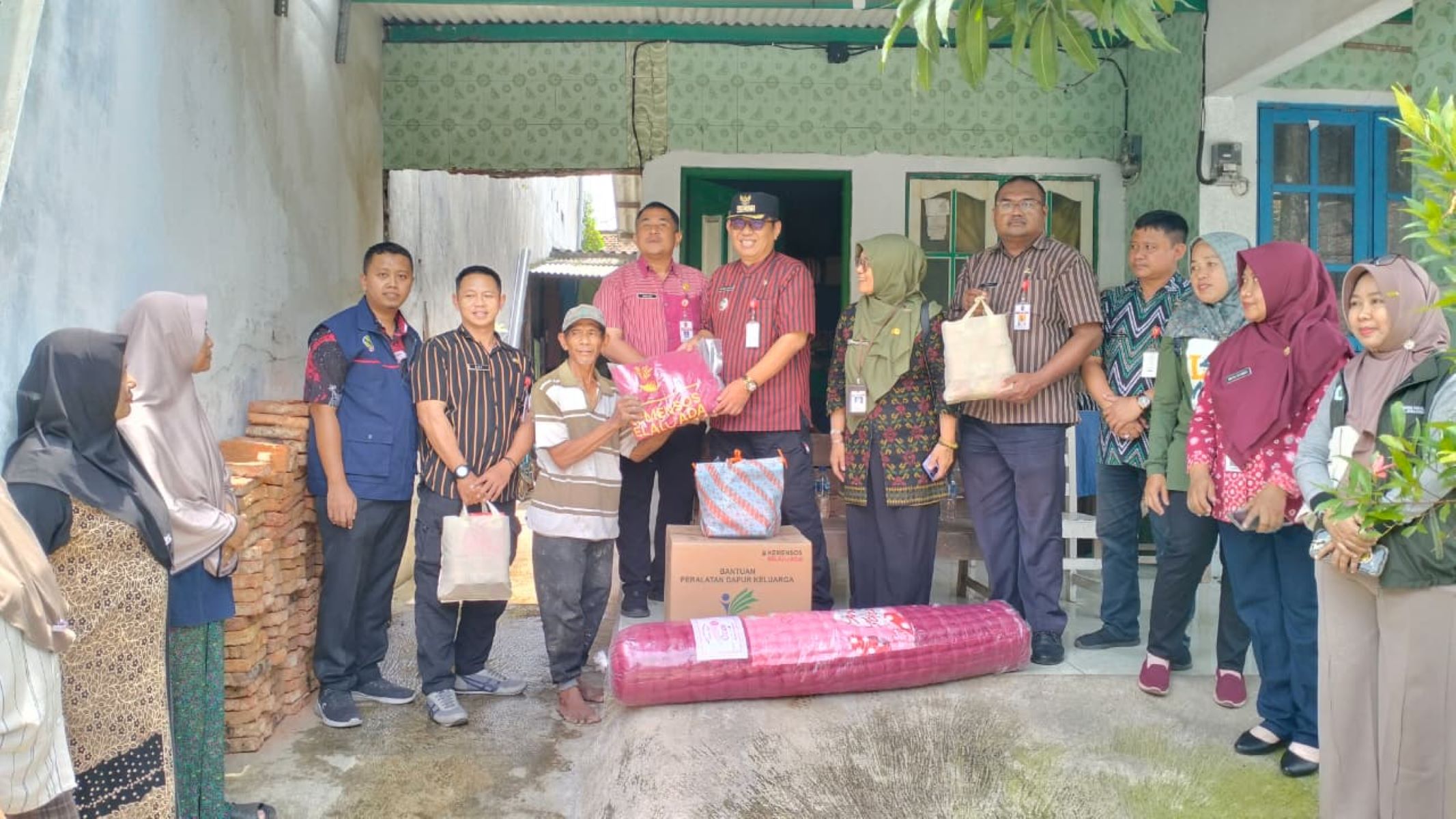 Pemkot Semarang menyalurkan bantuan bagi warga terdampak kebakaran dan rumah roboh.  (Sumber:  | Foto: dok)