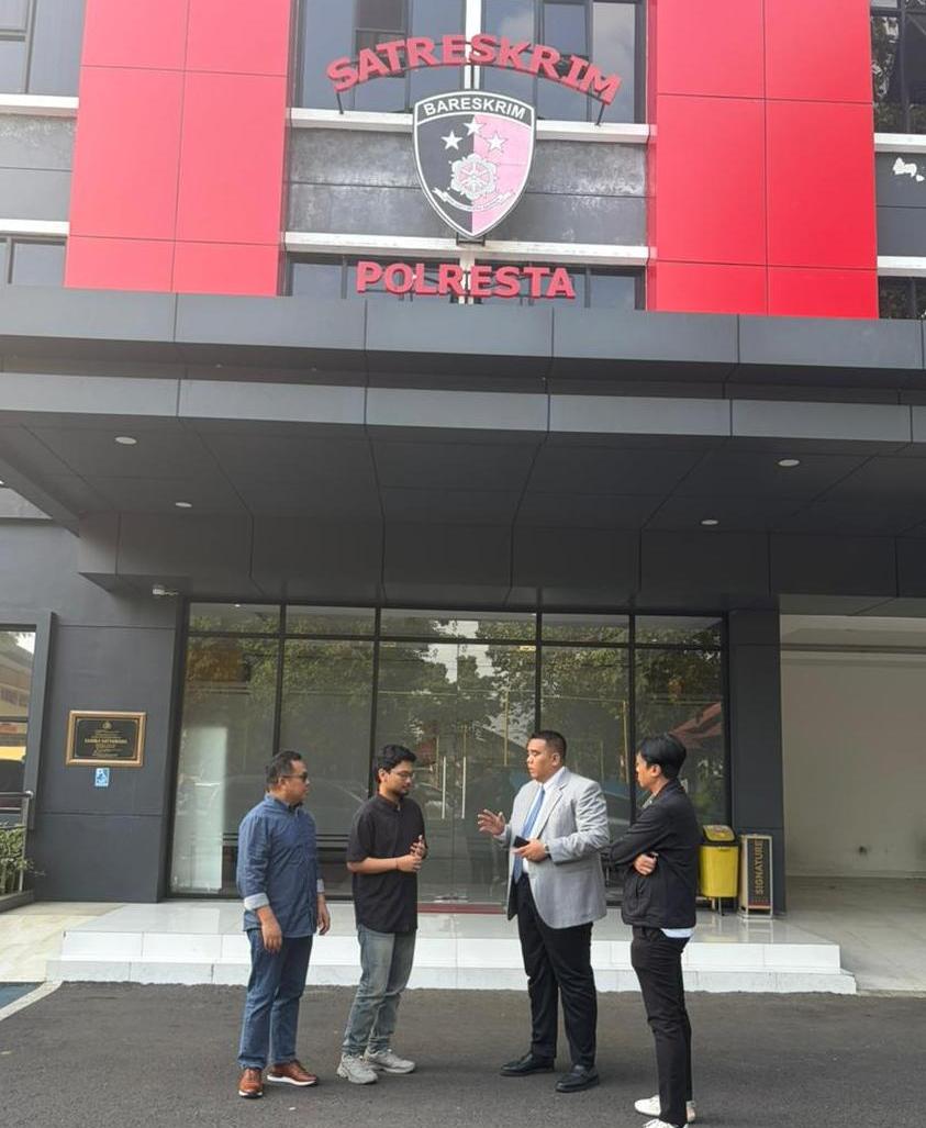 Tim Kuasa Hukum Bank Mandiri Taspen saat mendatangi Polresta Banyumas.
(Sumber: | Foto: Dok.)