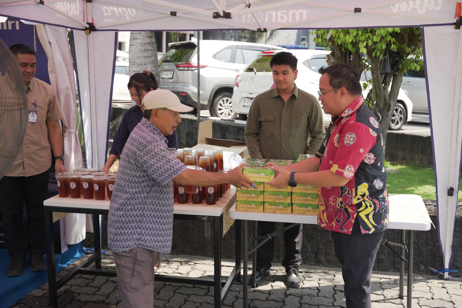 Program “Livin’ Mandiri Berbagi, Bersama Kita Saling Menguatkan.”  di Bank Mandiri Semarang.
 (Sumber:  | Foto: Dok.)