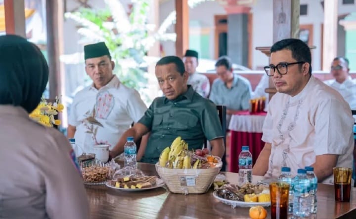 Wakil Ketua DPRD Jateng Mohammad Saleh mendampingi Menteri ESDM Bahlil Lahadalia (tengah), saat bersilaturahmi ke Desa Sribit. (Sumber: | Foto: dok.)