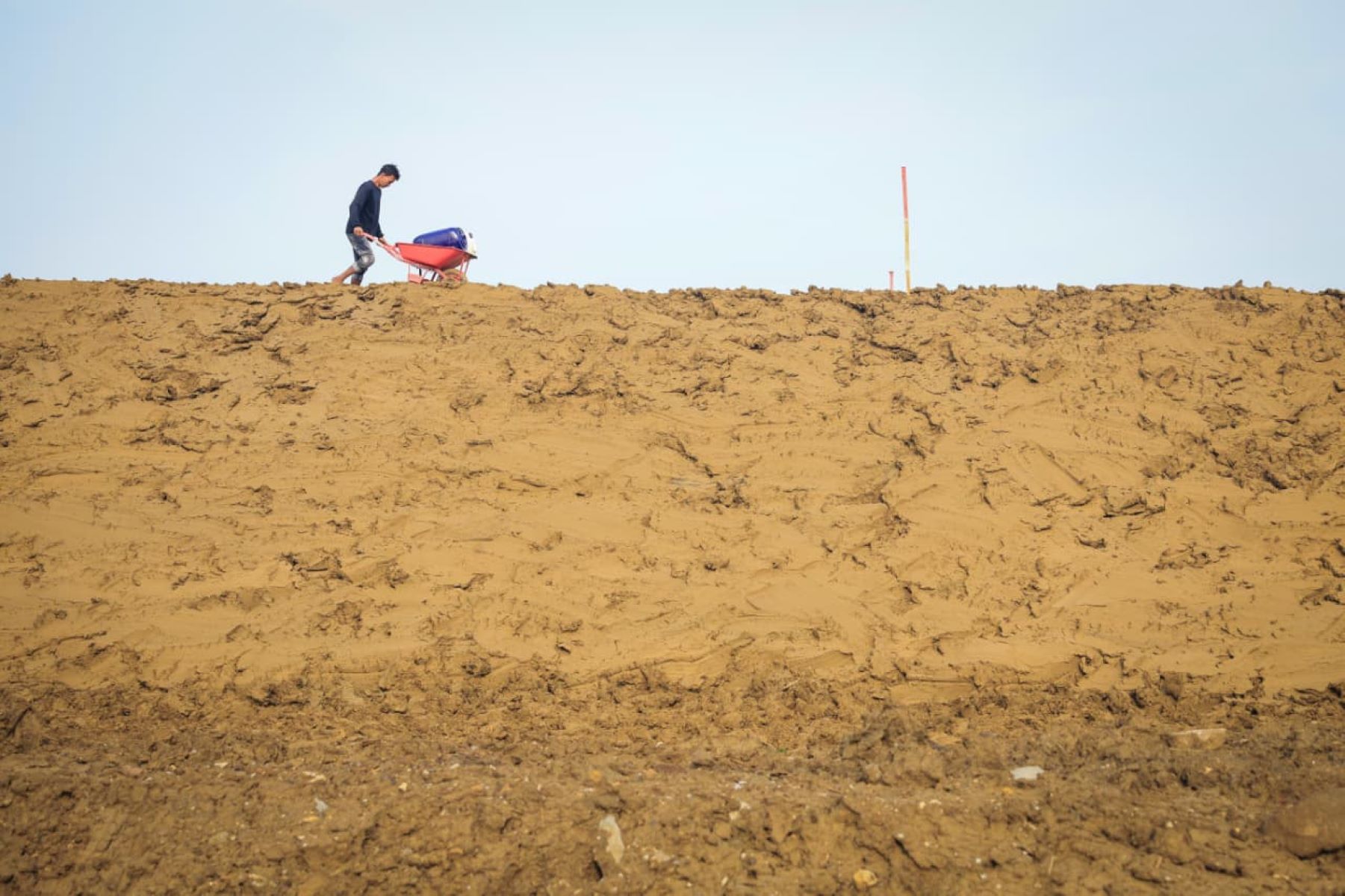 
Tanggul Sungai Tuntang di berbatasan antara Kabupaten Demak dengan Desa Tinanding, Kecamatan Godong, Kabupaten Grobogan.
 (Sumber:  | Foto: dok)
