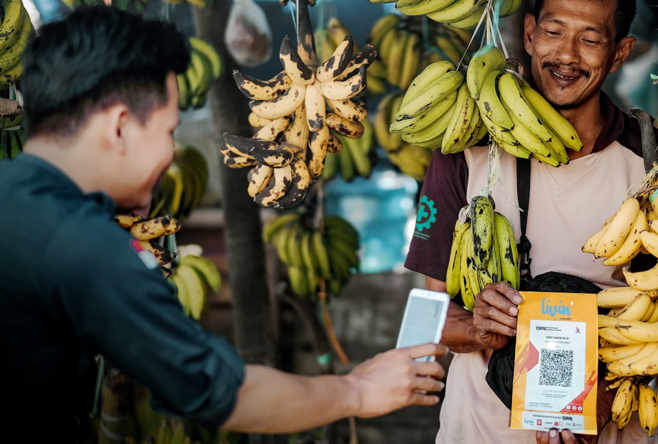 Bank Mandiri mendorong pertumbuhan ekonomi kerakyatan melalui penyaluran KUR.

 (Sumber:  | Foto: dok.)